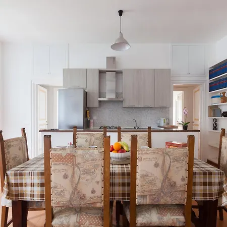 Garibaldi Apartment *